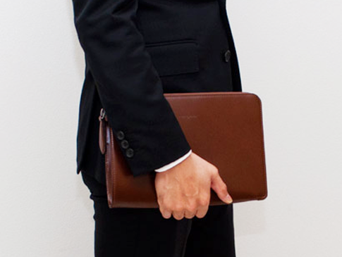 結婚式に持って行けるメンズバッグって何だろう シンプルでおしゃれなフォーマルレザークラッチバッグ Ariya 鞄と財布の情報マガジン